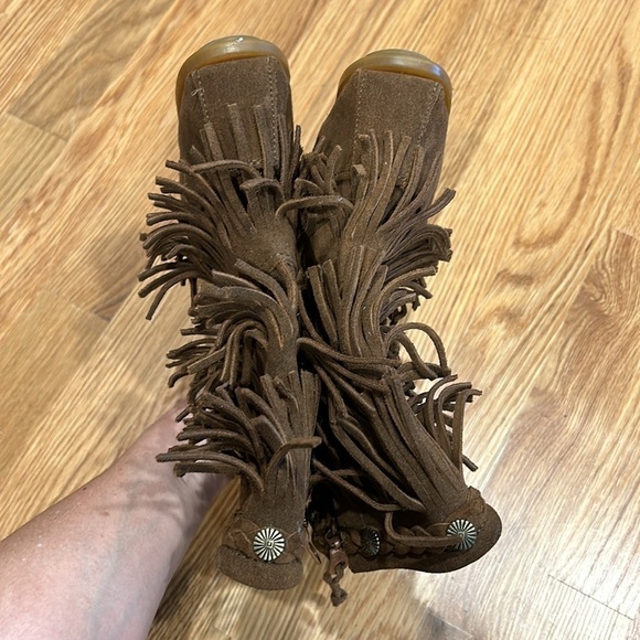 Minnetonka 3 Layer Fringe Boot milk chocolate Brown Size 4 kids retired color - Picture 5 of 9
